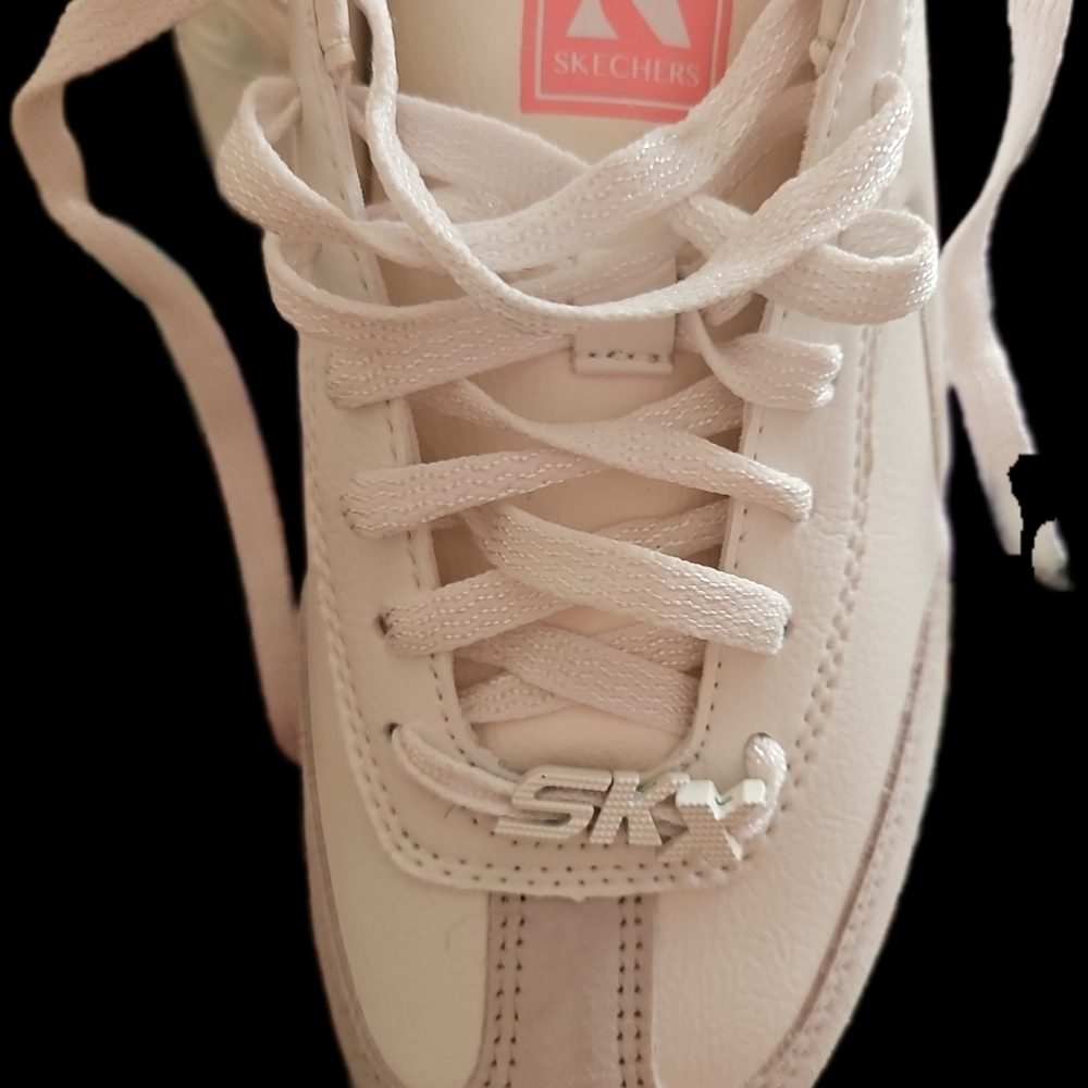 Skechers Women's Size 10 White Lace-Up Sneaker with Pink Sole